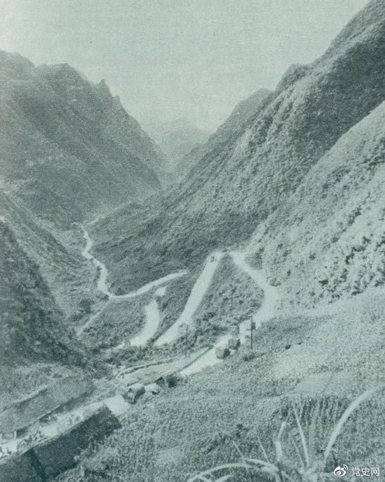 　　1935年2月18日至21日，紅軍奪取桐梓、占領(lǐng)婁山關(guān)、再克遵義城，取得了殲滅和擊潰國(guó)民黨軍2個(gè)師又8個(gè)團(tuán)的大勝利。圖為黔北要隘婁山關(guān)。