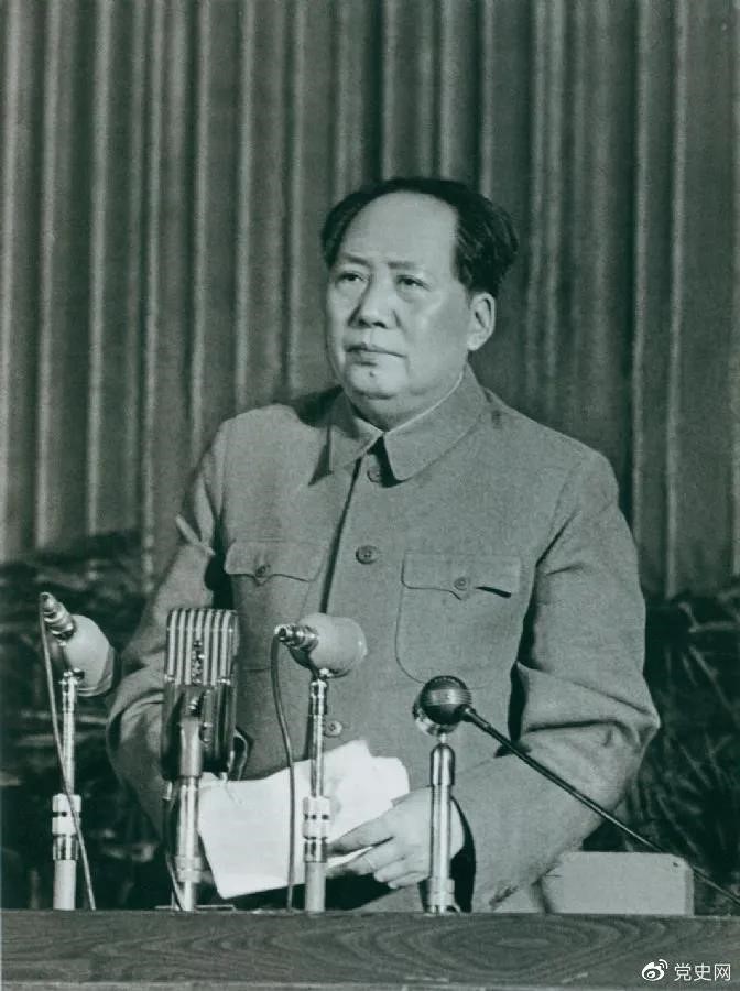　　1957年2月27日，毛澤東在最高國(guó)務(wù)會(huì)議第十一次（擴(kuò)大）會(huì)議上發(fā)表《如何處理人民內(nèi)部的矛盾》（后改為《關(guān)于正確處理人民內(nèi)部矛盾的問(wèn)題》）講話。