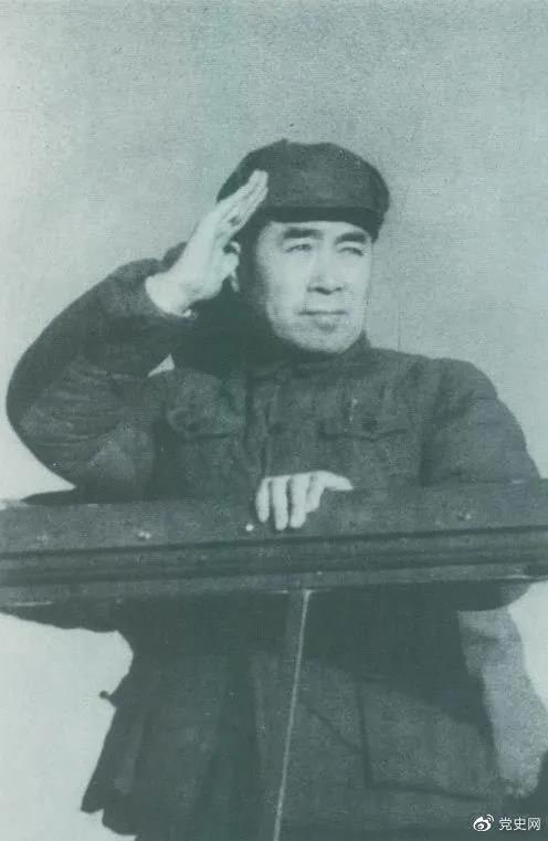 1949年3月，中共中央進入北平。圖為周恩來在北平機場檢閱部隊。