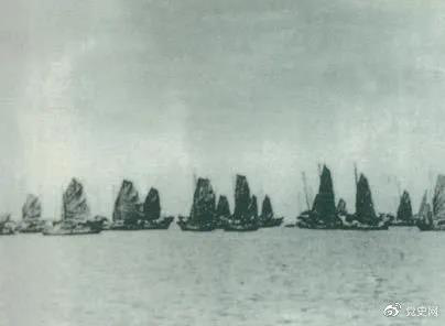 1950年4月16日，人民解放軍發(fā)起大規(guī)模渡海戰(zhàn)役，強渡瓊州海峽。5月1日，海南全島解放。