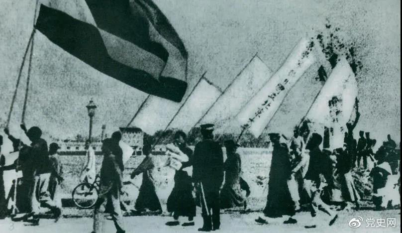 1919年5月4日，北京爆發(fā)學(xué)生反帝愛國運動。這是北京大學(xué)學(xué)生的示威游行隊伍。