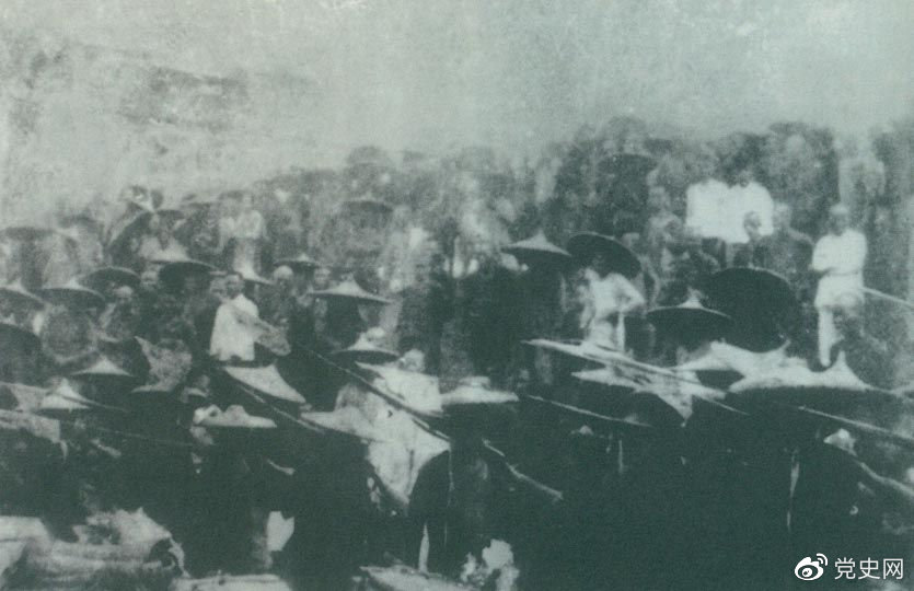 　　1926年7月9日，國(guó)民革命軍開(kāi)始北伐。兩天后，北伐軍的先頭部隊(duì)葉挺獨(dú)立團(tuán)攻占了長(zhǎng)沙。然后向武漢進(jìn)攻。一路上，迅猛發(fā)展的農(nóng)民運(yùn)動(dòng)有力地配合了北伐戰(zhàn)爭(zhēng)。在湖南、江西、湖北，農(nóng)民運(yùn)動(dòng)越來(lái)越引人注目。這是支援北伐戰(zhàn)爭(zhēng)的農(nóng)民自衛(wèi)軍。