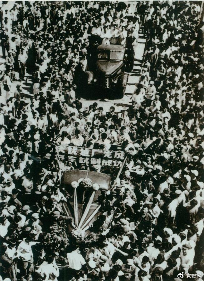 　　1956年7月13日，第一批國(guó)產(chǎn)“解放”牌汽車在長(zhǎng)春第一汽車制造廠試制成功，結(jié)束了中國(guó)不能制造汽車的歷史。圖為7月14日，“解放”牌汽車開(kāi)下生產(chǎn)線。