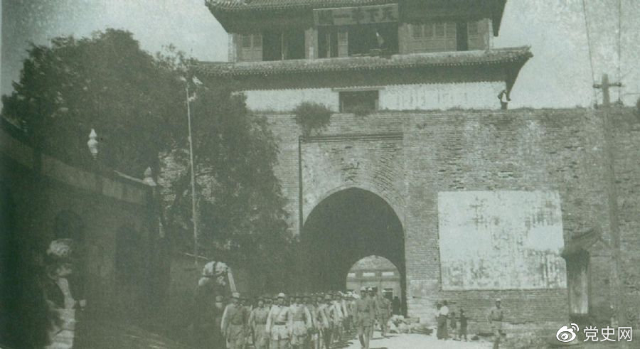 1945年8月下旬，八路軍解放山海關(guān)。